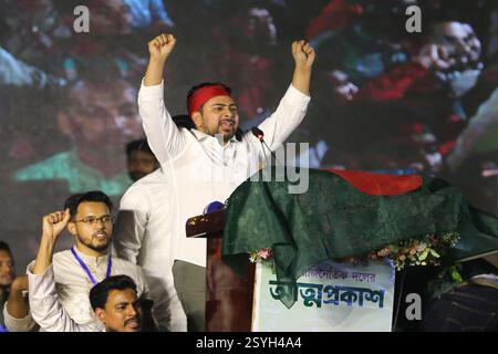 Dhaka, Bangladesch. Februar 2025. Nahid Islam, Versammler der neu gegründeten Jatiya Nagarik Party, oder National Citizen's Party, spricht während der Gründung der neuen Partei am 28. Februar 2025 in Dhaka, während Studenten Slogans rufen. Bangladeschische Studenten, die im vergangenen Jahr eine Schlüsselrolle beim Sturz der Regierung spielten, stellten am 28. Februar eine neue politische Partei vor, die jüngste Gruppe, die sich vor den erwarteten Wahlen dem Kampf anschließen sollte. Foto: Habibur Rahman/ABACAPRESS. COM Credit: Abaca Press/Alamy Live News Stockfoto
