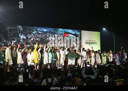 Dhaka, Bangladesch. Februar 2025. Nahid Islam, Versammler der neu gegründeten Jatiya Nagarik Party, oder National Citizen's Party, spricht während der Gründung der neuen Partei am 28. Februar 2025 in Dhaka, während Studenten Slogans rufen. Bangladeschische Studenten, die im vergangenen Jahr eine Schlüsselrolle beim Sturz der Regierung spielten, stellten am 28. Februar eine neue politische Partei vor, die jüngste Gruppe, die sich vor den erwarteten Wahlen dem Kampf anschließen sollte. Foto: Habibur Rahman/ABACAPRESS. COM Credit: Abaca Press/Alamy Live News Stockfoto