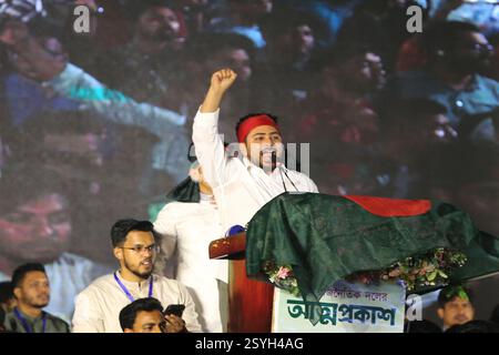Dhaka, Bangladesch. Februar 2025. Nahid Islam, Versammler der neu gegründeten Jatiya Nagarik Party, oder National Citizen's Party, spricht während der Gründung der neuen Partei am 28. Februar 2025 in Dhaka, während Studenten Slogans rufen. Bangladeschische Studenten, die im vergangenen Jahr eine Schlüsselrolle beim Sturz der Regierung spielten, stellten am 28. Februar eine neue politische Partei vor, die jüngste Gruppe, die sich vor den erwarteten Wahlen dem Kampf anschließen sollte. Foto: Habibur Rahman/ABACAPRESS. COM Credit: Abaca Press/Alamy Live News Stockfoto