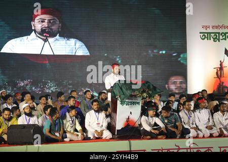 Dhaka, Bangladesch. Februar 2025. Nahid Islam, Versammler der neu gegründeten Jatiya Nagarik Party, oder National Citizen's Party, spricht während der Gründung der neuen Partei am 28. Februar 2025 in Dhaka, während Studenten Slogans rufen. Bangladeschische Studenten, die im vergangenen Jahr eine Schlüsselrolle beim Sturz der Regierung spielten, stellten am 28. Februar eine neue politische Partei vor, die jüngste Gruppe, die sich vor den erwarteten Wahlen dem Kampf anschließen sollte. Foto: Habibur Rahman/ABACAPRESS. COM Credit: Abaca Press/Alamy Live News Stockfoto