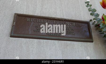 Februar 2025 Richard Poncher Grave über der Schauspielerin Marilyn Monroe Grave im Pierce Brothers Westwood Village Memorial Park am 28. Februar 2025 in Los Angeles, Kalifornien, USA. Er ist kopfüber über Marilyn Monroe begraben, so dass er ihrem Grab gegenübersteht. Foto: Barry King/Alamy Stock Photo Stockfoto