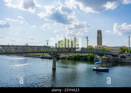 Montreal, Quebec, Kanada - 24. August 2021: Atwater Footbridge, Lachine Canal National Historic Site. Stockfoto