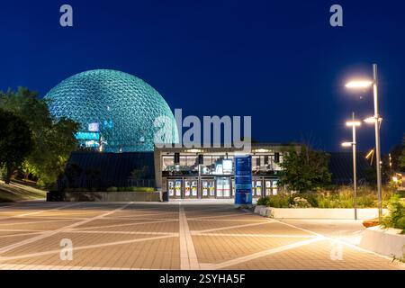 Montreal, Québec, Kanada - 24. August 2021: Jean-Drapeau Park Metro Station, Saint Helens Island. Montreal Biosphere bei Nacht beleuchtet. Stockfoto