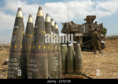 NORD-GALILÄA - ISRAEL, 15. JULI 2006. Israelische selbstfahrende Haubitze M109 feuerte während des israelisch-Hisbollah-Krieges 155 mm Granaten auf Positionen der Hisbollah im Libanon ab Stockfoto