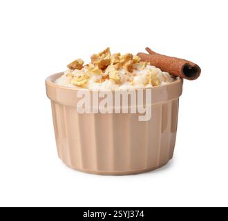 Leckerer Reispudding mit Walnüssen und Zimt isoliert auf weiß Stockfoto