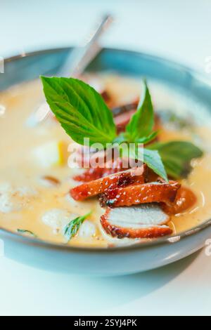 Nahaufnahme gebratene Ente in rotem Curry, Thai Essen Stockfoto