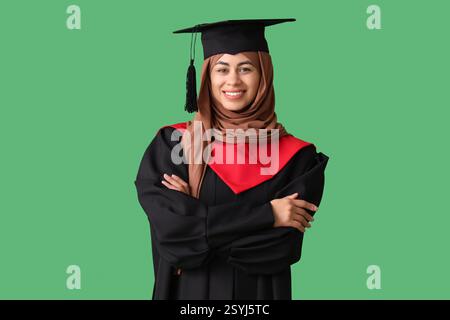 Muslimische Studentin auf grünem Hintergrund Stockfoto