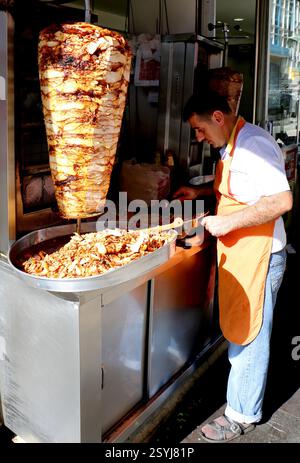 Adana, Türkei-04. November 2015: Türkischer Koch bereitet Döner Kebab Sandwich für Kunden bereit Stockfoto