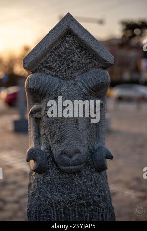 Die Steinstatuette, die einen Widder mit Hörnern darstellt, befindet sich in der Statuengruppe vor dem Iasi-Kulturpalast, contre jour Stockfoto