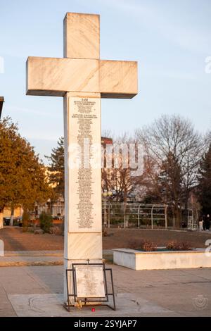 Das Kreuz der Helden der Revolution von 1989 in Iasi, vor der Nikolaikirche, in der Nähe des Kulturpalastes, aus Marmor Stockfoto