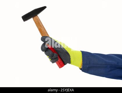 Nahaufnahme der Hand eines Mannes, der einen Hammer mit gelbem und dunkelschwarzem Handschuh hält, isoliert auf weißem Hintergrund. Reparatur und Wartung. Stockfoto