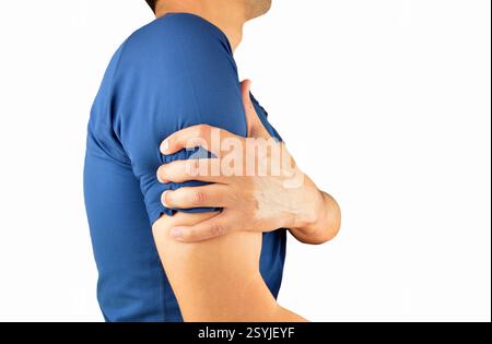 Nahaufnahme eines sportlichen jungen Mannes, der seine Schulter schmerzhaft hält, während er mit weißem Hintergrund trainiert Stockfoto