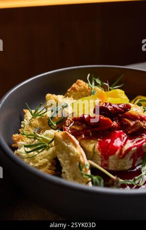 Gourmet Gebackener Camembert Mit Knusprigem Brot Rosmarin Sonnengetrocknete Tomaten Rote Beete Glasur Vorspeise Kulinarische Präsentation Konzept Stockfoto