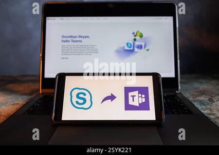 China. März 2025. In dieser Abbildung ist eine Abschiedsankündigung auf der Skype-Website auf einem Computer mit einem App-Symbol auf einem Smartphone zu sehen. Skype wird nach 23 Jahren, in denen Anrufe über das Internet getätigt werden, geschlossen. Microsoft, das vor 14 Jahren die Messaging- und Anrufer-App erworben hat, sagte, dass es sie am 5. Mai aus dem aktiven Dienst nehmen wird, um die Teams zu verdoppeln. Quelle: SOPA Images Limited/Alamy Live News Stockfoto