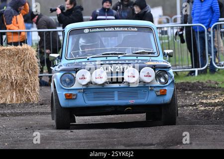 Mike Smith, Hillman Imp, Historic Class, Live Rallye Stage im Race Retro, das Ausweichen von Strohballen auf der speziell gestalteten Strecke, auf dem Gelände des Stockfoto