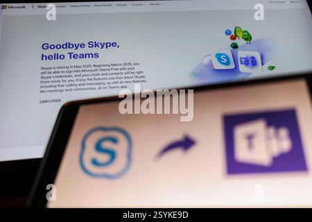 In dieser Abbildung ist eine Abschiedsankündigung auf der Skype-Website auf einem Computer mit einem App-Symbol auf einem Smartphone zu sehen. Skype wird nach 23 Jahren, in denen Anrufe über das Internet getätigt werden, geschlossen. Microsoft, das vor 14 Jahren die Messaging- und Anrufer-App erworben hat, sagte, dass es sie am 5. Mai aus dem aktiven Dienst nehmen wird, um die Teams zu verdoppeln. (Foto von May James / SOPA Images/SIPA USA) *** ausschließlich für redaktionelle Nachrichtenzwecke *** Stockfoto