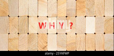 Symbol für die Frage. Konzeptwort Warum Frage zu schönen Holzblöcken. Wunderschöner Hintergrund aus Holzblöcken. Business, Lifestyle, Support und warum qu Stockfoto