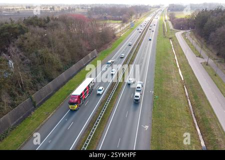Veghel, Niederlande. Februar 2025. VEGHEL, NIEDERLANDE - 28. FEBRUAR: (ANMERKUNG DER REDAKTION: Bild wurde mit einer Drohne aufgenommen) Eine allgemeine Luftaufnahme einer Autobahn am 28. Februar 2025 in Veghel, Niederlande. (Foto von Joris Verwijst/Orange Pictures) Credit: Orange Pics BV/Alamy Live News Stockfoto