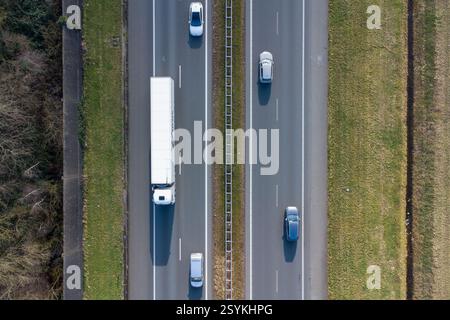 Veghel, Niederlande. Februar 2025. VEGHEL, NIEDERLANDE - 28. FEBRUAR: (ANMERKUNG DER REDAKTION: Bild wurde mit einer Drohne aufgenommen) Eine allgemeine Luftaufnahme einer Autobahn am 28. Februar 2025 in Veghel, Niederlande. (Foto von Joris Verwijst/Orange Pictures) Credit: Orange Pics BV/Alamy Live News Stockfoto