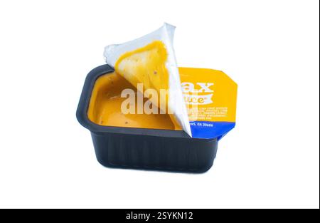 OCALA, FLORIDA, USA - 22. März 2024 Zax Signature Famous Sauce. Zaxbys ist eine Kette von Fast-Food-Restaurants, in denen Hühnchen verkauft werden. Isoliert am Stockfoto