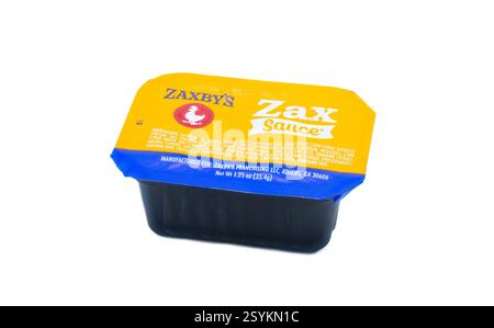 OCALA, FLORIDA, USA - 22. März 2024 Zax Signature Famous Sauce. Zaxbys ist eine Kette von Fast-Food-Restaurants, in denen Hühnchen verkauft werden. Isoliert am Stockfoto