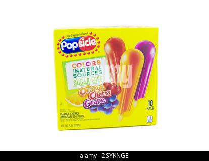 Ocala, FL 4-6-2024 Box of Popsicle die Originalmarke zuckerfreie Farben aus natürlichen Quellen. Orange, Cherry, Traubeneis. Gelbe Pappschachtel PA Stockfoto
