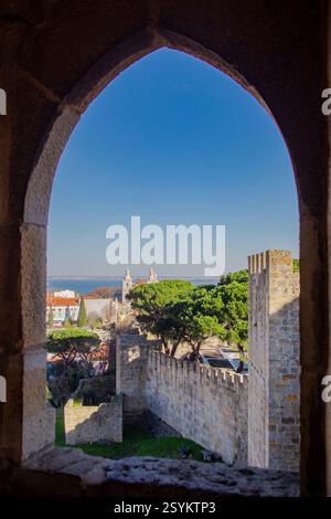 Das Nahaufnahme-Bild der Mauer von Castelo de S. Jorge， einer historischen Festung in Lissabon, Portugal. Es liegt auf einem Hügel und bietet einen atemberaubenden Panoramablick Stockfoto