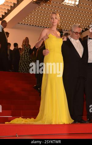 Charlize Theron, George Miller verließ die Premiere von Mad Max: Fury Road während des 68. Jährlichen Filmfestivals von Cannes am 14. Mai 2015 in Cannes, Fran Stockfoto
