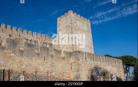 Das Nahaufnahme-Bild der Mauer von Castelo de S. Jorge， einer historischen Festung in Lissabon, Portugal. Es liegt auf einem Hügel und bietet einen atemberaubenden Panoramablick Stockfoto