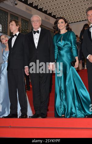 Zoe Kazan, Paul Dano, Michael Caine und Rachel Weisz verlassen am 20. Mai 2015 die Premiere der Jugend während des 68. Jährlichen Filmfestivals in Cannes. Stockfoto