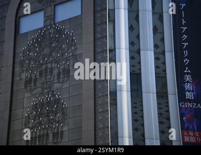 Landschaft mit malerischem Blick auf die Christian Dior Boutique auf der Chuo-dori Avenue in Ginza Six, Tokio Japan. Stockfoto