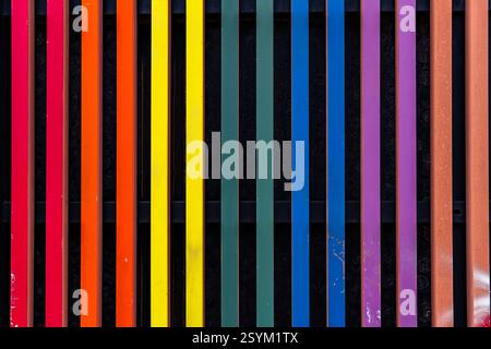 Ein farbenfrohes Regenbogenmuster wird auf schwarzem Hintergrund angezeigt. Die Farben sind hell und lebendig und schaffen eine fröhliche und lebhafte Atmosphäre Stockfoto