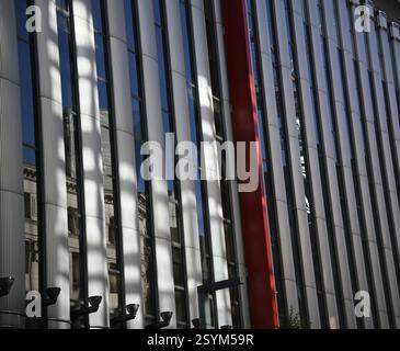 Landschaft mit malerischem Blick auf die Christian Dior Boutique-Fassade auf der Chuo-dori Avenue in Ginza Six, Tokio Japan. Stockfoto
