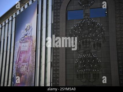 Landschaft mit malerischem Blick auf die Christian Dior Boutique auf der Chuo-dori Avenue in Ginza Six, Tokio Japan. Stockfoto