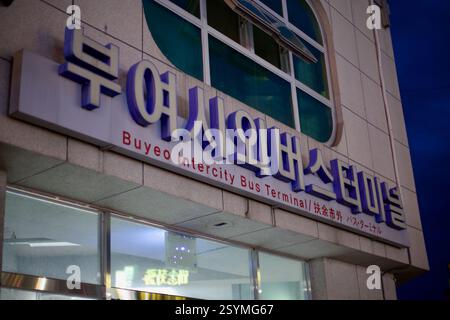 Buyeo County, Südkorea - 27. Mai 2021: Das beleuchtete Schild des Buyeo Intercity Bus Terminal, einem wichtigen Verkehrsknotenpunkt, der Reisende mit der Stadt verbindet Stockfoto