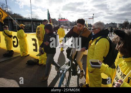 Amsterdam, Niederlande. März 2025. AMSTERDAM, NIEDERLANDE - 1. MÄRZ: Klimaaktivisten der Extinction Rebellion protestieren am 1. März 2025 in Amsterdam, Niederlande, gegen „Besucherstreik“, die den Zugang zum Rijksmuseum am Museumplein blockieren. Der Protest der Extinction Rebellion „Besucherstreik“ der Kampagne war Teil einer laufenden Kampagne, um die niederländische Bank ING, den Hauptsponsor des Museums, dazu zu bringen, die Unterstützung von Unternehmen für fossile Brennstoffe zu stoppen. (Foto von Paulo Amorim/SIPA USA) Credit: SIPA USA/Alamy Live News Stockfoto