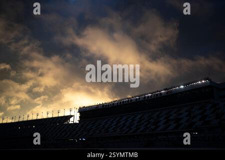 Daytona Beach, FL, USA. Februar 2025. Ein allgemeiner Blick auf die Tribüne des Daytona International Speedway vor dem Start des ersten Duels-Rennens in Daytona auf dem Daytona International Speedway in Daytona Beach FL. (Kreditbild: © Walter G. Arce Sr./ASP via ZUMA Press Wire) NUR REDAKTIONELLE VERWENDUNG! Nicht für kommerzielle ZWECKE! Stockfoto