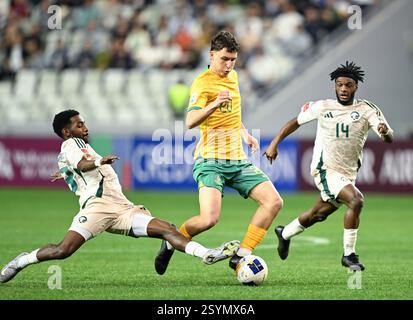 Shenzhen, chinesische Provinz Guangdong. März 2025. Louis Agosti (C) aus Australien tritt im Finale zwischen Australien und Saudi-Arabien am 1. März 2025 beim AFC U20 Asian Cup in Shenzhen in der südchinesischen Provinz Guangdong an. Quelle: Deng Hua/Xinhua/Alamy Live News Stockfoto