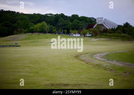 Buyeo County, Südkorea - 27. Mai 2021: Das weitläufige Gelände der Ruinen des Gwanbuk-ri Palace, eine wichtige archäologische Stätte in Baekje, mit dem Buso Stockfoto
