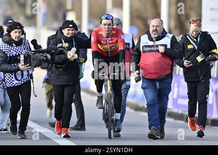 Ninove, Belgien. März 2025. Der Norweger Soren Waerenskjold von UNO-X Mobility feiert den Sieg beim eintägigen Radrennen Omloop Het Nieuwsblad (UCI World Tour), 197 km von Gent nach Ninove, Samstag, den 1. März 2025. BELGA FOTO DIRK WAEM Credit: Belga News Agency/Alamy Live News Stockfoto
