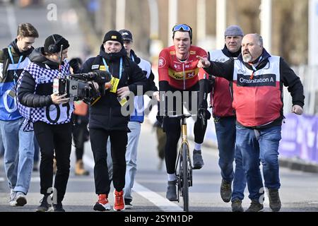 Ninove, Belgien. März 2025. Der Norweger Soren Waerenskjold von UNO-X Mobility feiert den Sieg beim eintägigen Radrennen Omloop Het Nieuwsblad (UCI World Tour), 197 km von Gent nach Ninove, Samstag, den 1. März 2025. BELGA FOTO DIRK WAEM Credit: Belga News Agency/Alamy Live News Stockfoto