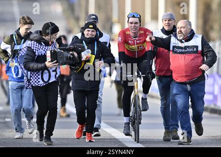 Ninove, Belgien. März 2025. Der Norweger Soren Waerenskjold von UNO-X Mobility feiert den Sieg beim eintägigen Radrennen Omloop Het Nieuwsblad (UCI World Tour), 197 km von Gent nach Ninove, Samstag, den 1. März 2025. BELGA FOTO DIRK WAEM Credit: Belga News Agency/Alamy Live News Stockfoto