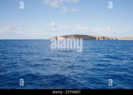 Comino Island auf Malta Blick vom Wasser Stockfoto