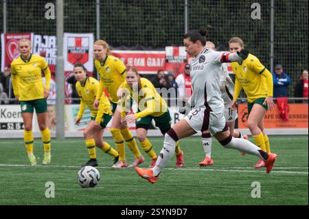 Heerlen, Niederlande. März 2025. Heerlen, Niederlande, 1. März 2025: Sherida Spitse (8 Ajax) trifft im Sportpark Pronsebroek in Heerlen (Niederlande) einen Elfmeter beim Azerion Vrouwen Eredivisie Spiel zwischen Fortuna Sittard Vrouwen und Ajax Vrouwen. /Alamy Live News Stockfoto