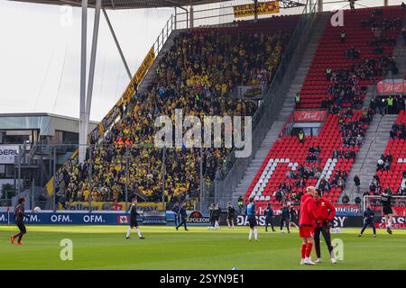Utrecht, Niederlande. März 2025. UTRECHT, NIEDERLANDE - 1. MÄRZ: NAC Breda erwartet Fans beim niederländischen Eredivisie-Spiel zwischen dem FC Utrecht und dem NAC Breda im Stadion de Galgenwaard am 1. März 2025 in Utrecht. (Foto: Ben Gal/Orange Pictures) Credit: Orange Pics BV/Alamy Live News Stockfoto