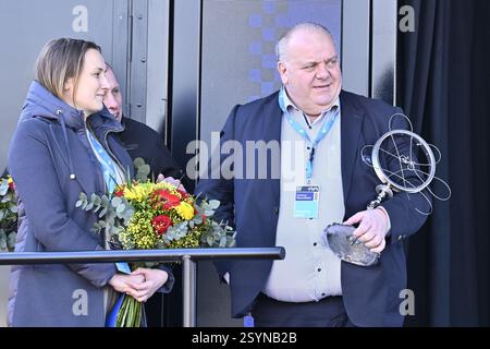 Ninove, Belgien. März 2025. Guy D'haeseleer, Bürgermeister von Ninove, abgebildet auf dem Podium des eintägigen Radrennens Omloop Het Nieuwsblad (UCI World Tour), 197 km von Gent nach Ninove, Samstag, den 1. März 2025. BELGA FOTO DIRK WAEM Credit: Belga News Agency/Alamy Live News Stockfoto