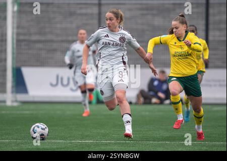Heerlen, Niederlande. März 2025. Heerlen, Niederlande, 01. März 2025: Danique Tolhoek (9 Ajax) und NIenke Mulder (6 Fortuna Sittard) während des Azerion Vrouwen Eredivisie Spiels zwischen Fortuna Sittard Vrouwen und Ajax Vrouwen im Sportpark Pronsebroek in Heerlen, Niederlande (Martin Pitsch/SPP). /Alamy Live News Stockfoto