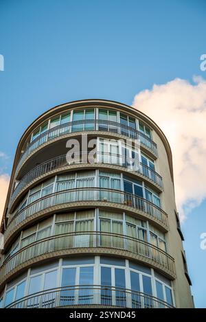 Malaga, Spanien, 27. Dezember 2024 ein modernes Wohngebäude mit einer abgerundeten Ecke - typische Architektur der Stadt Stockfoto