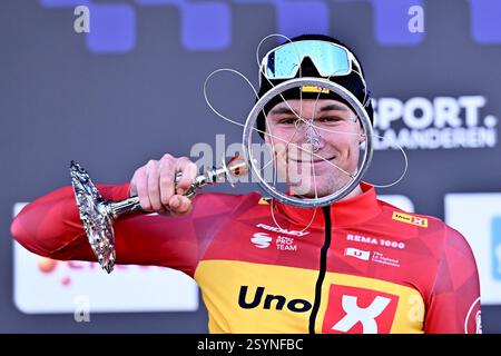 Ninove, Belgien. März 2025. Der Norweger Soren Waerenskjold von UNO-X Mobility feiert auf dem Podium, nachdem er das eintägige Radrennen Omloop Het Nieuwsblad (UCI World Tour) gewonnen hat, 197 km von Gent nach Ninove, Samstag, den 1. März 2025. BELGA FOTO DIRK WAEM Credit: Belga News Agency/Alamy Live News Stockfoto