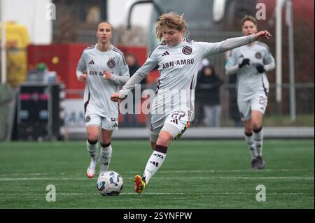 Heerlen, Niederlande. März 2025. Heerlen, Niederlande, 01. März 2025: Nayomi Buikema (27 Ajax) schießt den Ball während des Azerion Vrouwen Eredivisie-Spiels zwischen Fortuna Sittard Vrouwen und Ajax Vrouwen im Sportpark Pronsebroek in Heerlen, Niederlande (Martin Pitsch/SPP) Credit: SPP Sport Press Photo. /Alamy Live News Stockfoto